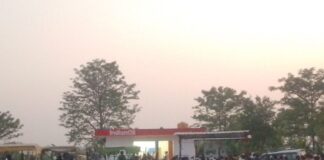 हुजूरपुर पेट्रोल पंप पर लगी लंबी कतार:डीजल-पेट्रोल की कमी के कारण वाहन चालकों को परेशानी