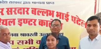 श्रावस्ती में सेवानिवृत्त शिक्षक ने मेधावियों का किया सम्मान:यूपी बोर्ड परीक्षा में जिला मेरिट में स्थान पाने पर बांटे पुरस्कार