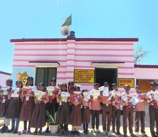 खेसरहा क्षेत्र के पीएम श्री विद्यालय में निःशुल्क पाठ्यपुस्तकें वितरित:खेसरहा के छात्रों को मिलीं नई किताबें, खंड शिक्षा अधिकारी रहे मौजूद