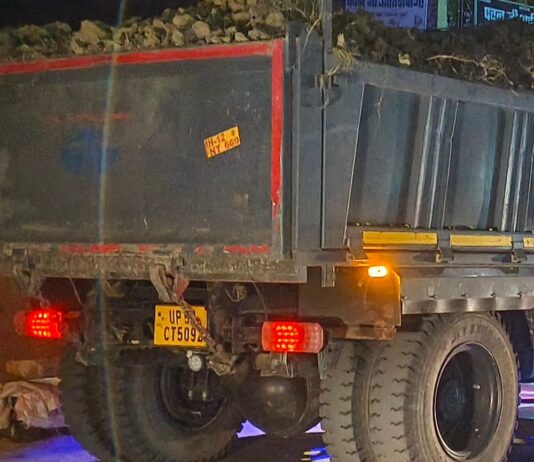 महदेवा में अवैध मिट्टी खनन बेरोकटोक जारी:पुलिस चौकी के पास से गुजर रहीं मिट्टी लदी ट्रॉलियां