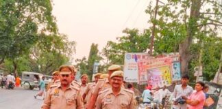 वाल्टरगंज पुलिस का पैदल गश्त:शांति व्यवस्था हेतु संदिग्धों और वाहनों की चेकिंग