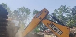 बहराइच में सरकारी भूमि पर बना पक्का निर्माण ध्वस्त:एसडीएम नानपारा के निर्देश पर जेसीबी से हटाया गया अवैध कब्जा