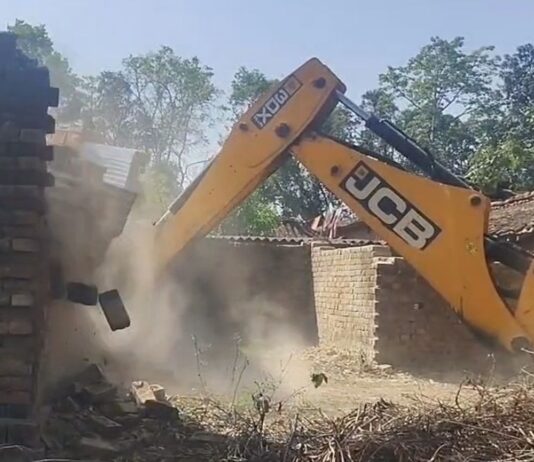 बहराइच में सरकारी भूमि पर बना पक्का निर्माण ध्वस्त:एसडीएम नानपारा के निर्देश पर जेसीबी से हटाया गया अवैध कब्जा