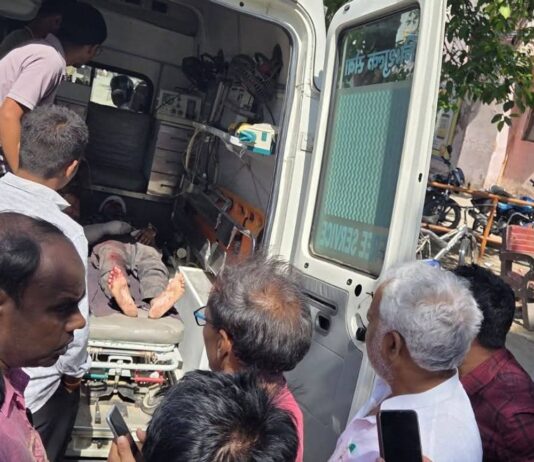 घायल से मिलने जिला अस्पताल पहुंचे जिपं अध्यक्ष संजय चौधरी:रत्नेश को गोरखपुर रेफर कराया, मिलेगा बेहतर इलाज