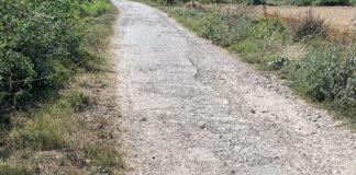 एकडेगवा पुलिया पर गहरा गड्ढा, दुर्घटना का खतरा:ग्रामीणों में आक्रोश, प्रशासन से मरम्मत की मांग