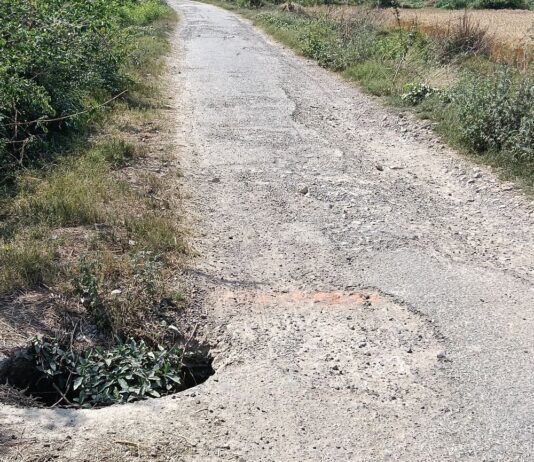 एकडेगवा पुलिया पर गहरा गड्ढा, दुर्घटना का खतरा:ग्रामीणों में आक्रोश, प्रशासन से मरम्मत की मांग