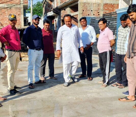 महरीखावां में सीसी रोड, नाली कार्य का निरीक्षण:नगर पालिका अध्यक्ष प्रतिनिधि व जेई ने गुणवत्ता जांची