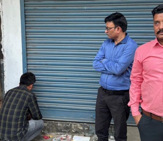 सिद्धार्थनगर में दो अवैध पैथोलॉजी सेंटर सील:अवैध संचालक फरार, मजिस्ट्रेट ने ताला तोड़कर जांच की