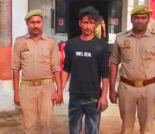 युवती पर ज्वलनशील पदार्थ फेंकने वाला आरोपी गिरफ्तार:बस्ती पुलिस और स्वाट टीम ने आरोपी को दबोचा