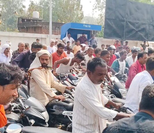 गिलौला में पेट्रोल-डीजल के लिए भारी भीड़:दो दिन बाद आपूर्ति शुरू, पुलिस निगरानी में वितरण