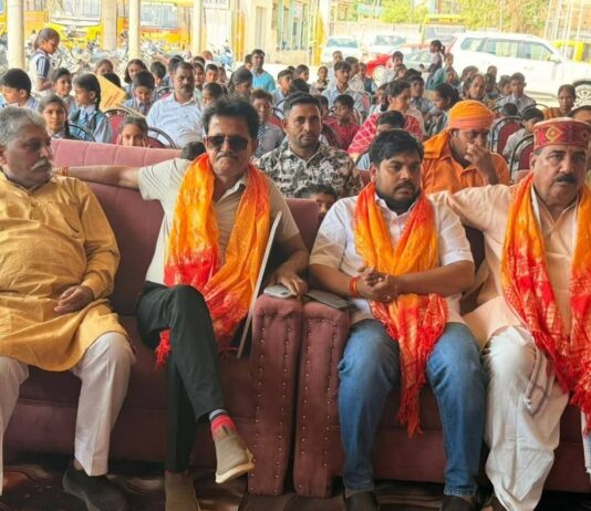 ब्लॉक प्रमुख अभिषेक कुमार ने छात्रों को शुभकामनाएं दीं:उदयनगर में स्कूल में वार्षिक परीक्षाफल वितरण समारोह में हुए शामिल