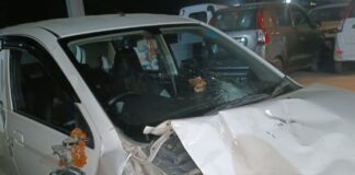 सड़क पर ‘सांड’ का पहरा, बाल-बाल बचे कार सवार:कप्तानगंज में रफ्तार के बीच सामने आया मवेशी, प्रशासन की सुस्ती फिर पड़ी भारी