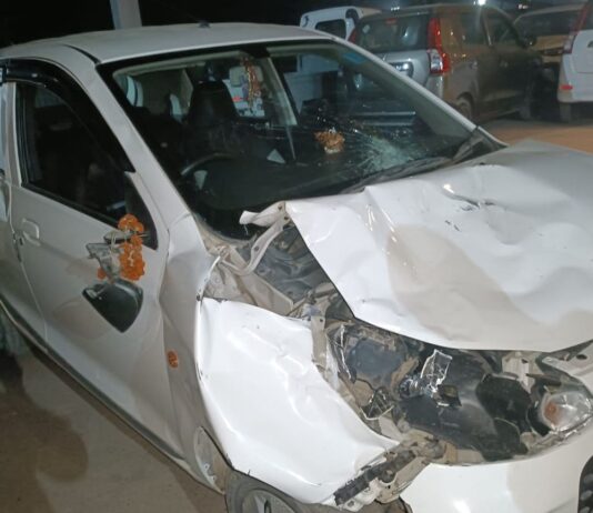 सड़क पर ‘सांड’ का पहरा, बाल-बाल बचे कार सवार:कप्तानगंज में रफ्तार के बीच सामने आया मवेशी, प्रशासन की सुस्ती फिर पड़ी भारी