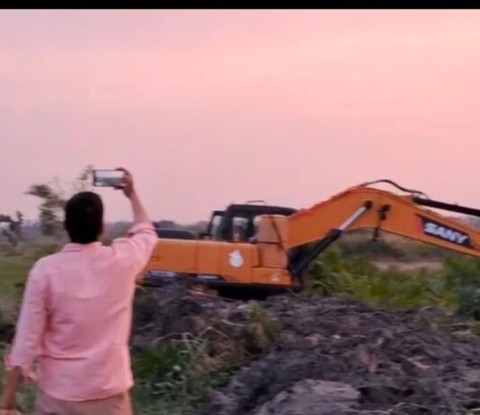 छोटी गंडक नदी का सफाई अभियान शुरू:दैनिक भास्कर की खबर के बाद प्रशासन ने उठाया कदम