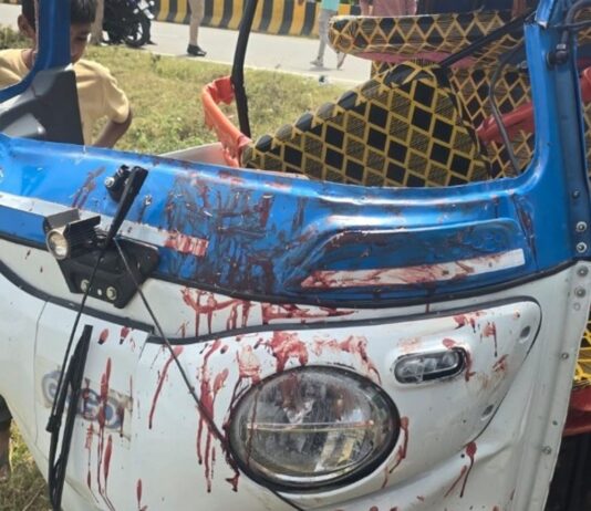 श्रावस्ती में टैम्पो पलटने से महिला की मौत, 6 घायल:शादी से लौटते समय महिला को बचाने में वाहन पलटा, तीन रेफर