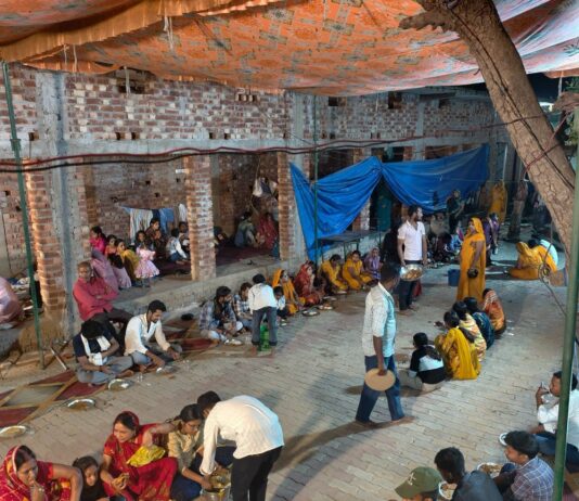 हनुमान जयंती पर पनियरा में भंडारा:महराजगंज में श्रद्धालुओं ने की पूजा-अर्चना, ग्रहण किया प्रसाद