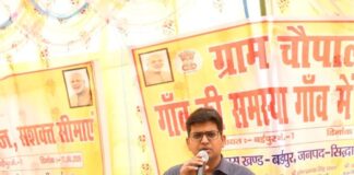 सिद्धार्थनगर में ग्राम चौपाल में उठी गांव की आवाज:डीएम ने पात्र लोगों तक योजनाओं का लाभ पहुंचाने के दिए निर्देश