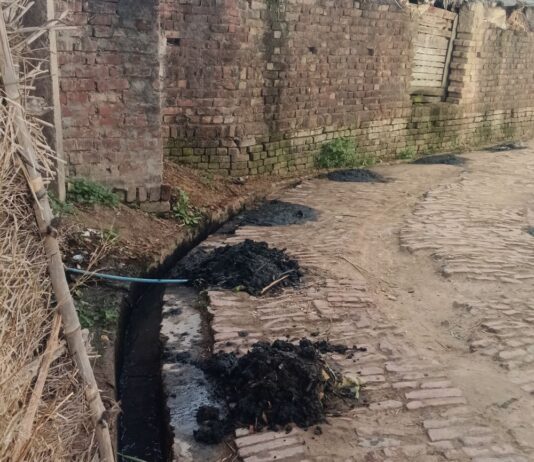 रामपुर कटेल में कचरे का ढेर:नाली सफाई के बाद रास्ते पर जमा गंदगी से ग्रामीण परेशान