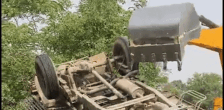 सिद्धार्थनगर में मुर्गियों से लदी पिकअप पलटी:ड्राइवर-खलासी घायल, 300 की मौत; ओवरलोडिंग बनी हादसे की वजह