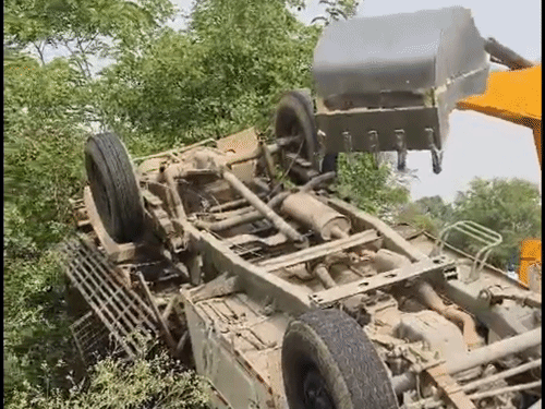 सिद्धार्थनगर में मुर्गियों से लदी पिकअप पलटी:ड्राइवर-खलासी घायल, 300 की मौत; ओवरलोडिंग बनी हादसे की वजह