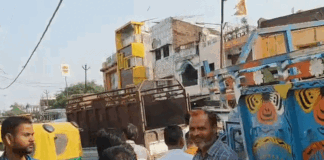 ब्लैकबोर्ड छोड़कर टीचरों ने हैंडल किया ब्लॉक रोड:बच्चे नहीं पहुंचे स्कूल तो प्रधानाचार्य के संग संभाली यातायात व्यवस्था, नानपारा में जाम से अक्सर क्लास हो जाती है लेट