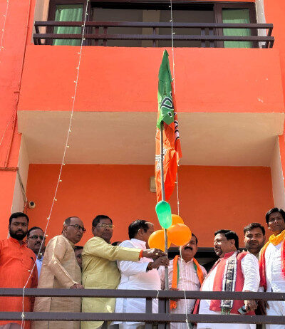 फर्रुखाबाद में भाजपा कार्यालय पर 47 वां स्थापना दिवस धूमधाम से मनाया गया