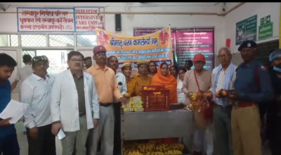 गुरु सतपाल जी महाराज की माता के जयंती पर मरीजों को फल वितरण किए गए