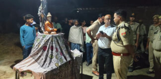 अंबेडकर प्रतिमा खंडित होने के आरोप से गांव में तनाव, प्रशासन की सूझबूझ से मामला शांत