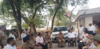 बहराइच:पीपा पुल पर धूल और अंधेरे का संकट होगा खत्म, जिलाधिकारी ने अधिकारियों को दी चेतावनी