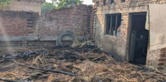 डुंडवा गांव में भीषण आग से मचा हड़कंप, 40 हजार नकद समेत पूरा घर जलकर राख