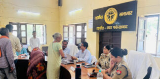 फर्रुखाबाद में डीएम एसपी ने तहसील सदर के संपूर्ण समाधान दिवस में सुनी शिकायतें