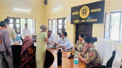 फर्रुखाबाद में डीएम एसपी ने तहसील सदर के संपूर्ण समाधान दिवस में सुनी शिकायतें