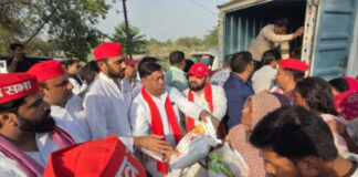 इंदिरापुरम अग्निकांड ने सैकड़ों परिवारों को कर दिया बेघर, मदद के साथ पहुंची सपा की टीम