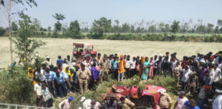 मुंडन कार्यक्रम में जा रही ट्रैक्टर-ट्रॉली पलटी, 5 की दर्दनाक मौत, 15 घायल।