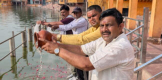 बैकुण्ठ धाम वेलफेयर ट्रस्ट द्वारा सोरों की गंगा में 53 अज्ञात लोगों की अस्थियों किया विसर्जन व पिण्ड दान