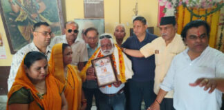 वरिष्ठ पत्रकार महेन्द्र शर्मा को सेवा निवृत्त होने पर जिला ब्राह्मण महासभा ने शॉल ओढ़ाकर सम्मानित किया