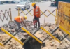 नाला निर्माण कार्य के दौरान चौराहे पर धंसी सड़क,यातायात व्यवस्था चरमराई