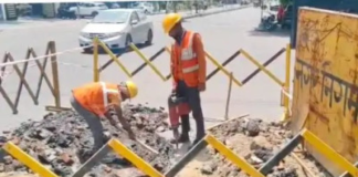 नाला निर्माण कार्य के दौरान चौराहे पर धंसी सड़क,यातायात व्यवस्था चरमराई