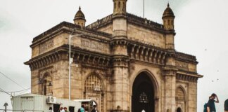 एडम स्ट्रीट के सौंदर्यीकरण कार्य के लिए गेटवे ऑफ इंडिया के पास ट्रैफिक कर्ब