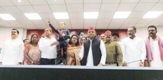 लखनऊ की राजनीति में बड़ा बदलाव: बीएसपी प्रत्याशी डॉ. नीलू ने थामा सपा का दामन