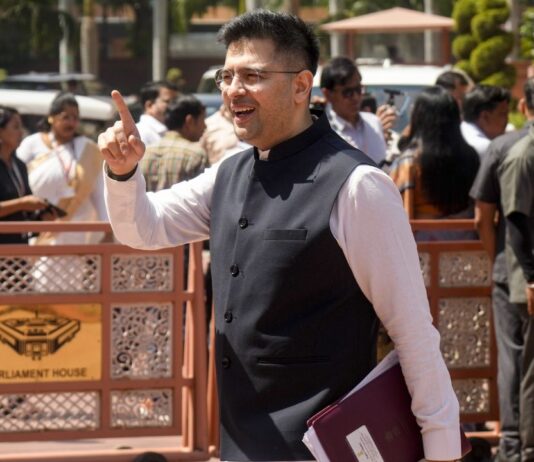 ‘लीडर और डिप्टी लीडर दोनों गायब’, राघव चड्ढा ने संजय सिंह और अशोक मित्तल को घेरा