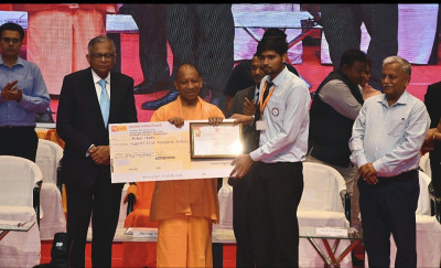 आकाश यादव को AI हैकथान में प्रथम स्थान प्राप्त करने मुख्यमंत्री ने किया पुरस्कृत