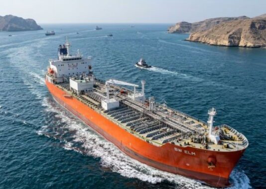 होर्मुज जलडमरूमध्य में अमेरिकी नाकाबंदी शुरू, जहाजों की आवाजाही ठप—तेल-गैस संकट गहराने के आसार News Desk