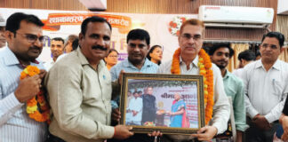 डीएम बी0एन0 सिंह को कलेक्ट्रेट मीटिंग हाल में दी गयी भावभीनी विदाई