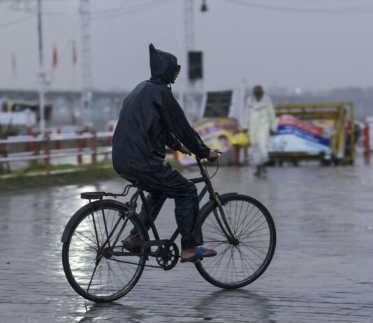 दिल्ली से लेकर लखनऊ तक बारिश, अप्रैल में कैसा है मौसम का मिजाज?