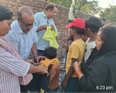 विकासनगर अग्निकांड के पीड़ित लोगों की मदद के लिए पहुंचा रोटी कपड़ा फाउंडेशन