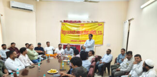 बिजली कर्मचारियों द्वारा बड़े पैमाने पर विरोध प्रदर्शन