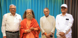 कवि हरिओम पवार ने स्वामी चिदानन्द से भेंटकर 75 वें जन्मदिवस पर किया आमंत्रित