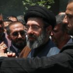 चेहरा कटा, जख्मी लेकिन ईरान को संभाल रहे मोजतबा खामेनेई? नए दावे ने चौंका दिया चेहरा कटा, जख्मी लेकिन ईरान को संभाल रहे मोजतबा खामेनेई? नए दावे ने चौंका दिया