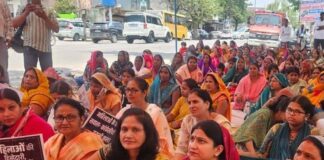 बस्ती में महिला जन आक्रोश अभियान, सांसद आवास घेरा:महिला सुरक्षा, सम्मान और अधिकारों के लिए जोरदार नारेबाजी